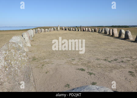 2 agosto 2018 Kaseberga , Svezia Ales Stenar (Ale di pietre) chiamato anche lo svedese Stonehenge complesso alla collina sulla costa del Mar Baltico. Ales Stenat Foto Stock