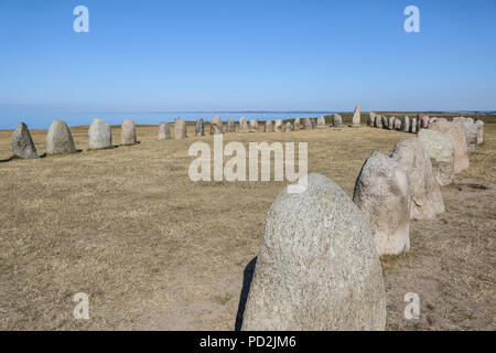 2 agosto 2018 Kaseberga , Svezia Ales Stenar (Ale di pietre) chiamato anche lo svedese Stonehenge complesso alla collina sulla costa del Mar Baltico. Ales Stenat Foto Stock