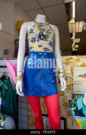 Un mannewuin nella vetrina di un negozio di carità a Edimburgo, Scozia. Foto Stock