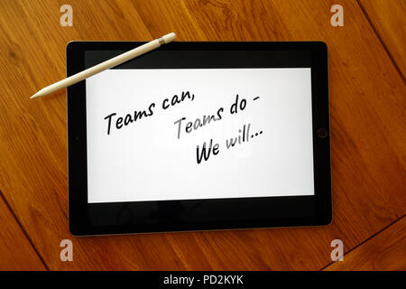 I team aziendali messaggio motivazionale scritta su un tablet con stilo Foto Stock