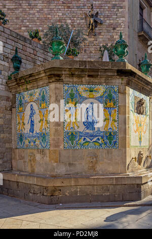 Dipinto, vecchie piastrelle ceramiche a Santa Ana fontana nel quartiere gotico di Barcellona. Foto Stock