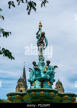 Victorian in ghisa Fontana Ross, i giardini di Princes Street, Edimburgo, Scozia, dipinto luminosamente dopo il restauro nel 2018 Foto Stock