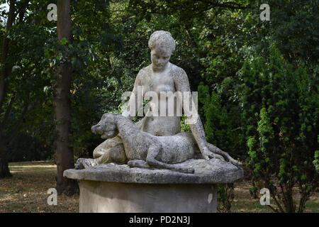 4 agosto 2018, Cannizzaro Park, Wimbledon, Regno Unito. Statua di Diana e fulvo, creato nel 1841 e originariamente da una villa siciliana. Foto Stock