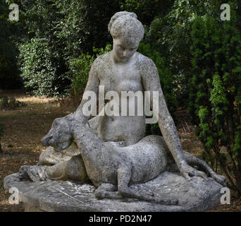 4 agosto 2018, Cannizzaro Park, Wimbledon, Regno Unito. Statua di Diana e fulvo, creato nel 1841 e originariamente da una villa siciliana. Foto Stock