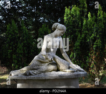 4 agosto 2018, Cannizzaro Park, Wimbledon, Regno Unito. Statua di Diana e fulvo, creato nel 1841 e originariamente da una villa siciliana. Foto Stock