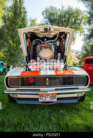 1967 Chevrolet Camaro; vista del motore; un riflesso speculare sotto il cofano; Angelo di Shavano Car Show, allevatore per Chaffee County Search & Rescue Sud, Sal Foto Stock