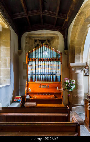 Tradizionale vecchio organo nella chiesa parrocchiale di San Michele in poco Bedwyn, un piccolo villaggio rurale nel Wiltshire, Inghilterra del sud in estate Foto Stock