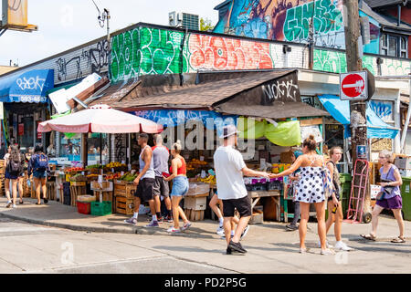 Il quartiere di Kensington si trova in una pittoresca zona di Toronto Ontario Canada riempito con molti eclettica negozi e ristoranti multiculturali. Foto Stock