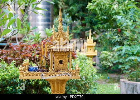 Golden cambogiano spirito buddista House. Il apparentemente ramdonly inclinato santuari in miniatura sono posti di fronte alla proprietà che la tradizione dice che sarà p Foto Stock