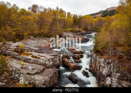 Cascate di acqua nera Cade vicino a Garve Foto Stock