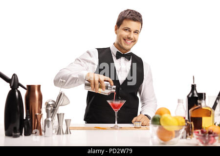 Barista versando la sua firma di cocktail in un vetro isolato su sfondo bianco Foto Stock