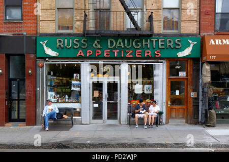 Russ and Daughters, 179 e Houston St, New York, New York. L'esterno del negozio di pesce affumicato e di cibo di comfort ebraico nel Lower East Side di Manhattan Foto Stock