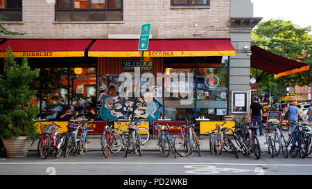 Veselka, 144 2nd Ave, New York, NY. Di fronte ad un ristorante ucraino, e caffè sul marciapiede nel quartiere East Village di Manhattan. Foto Stock
