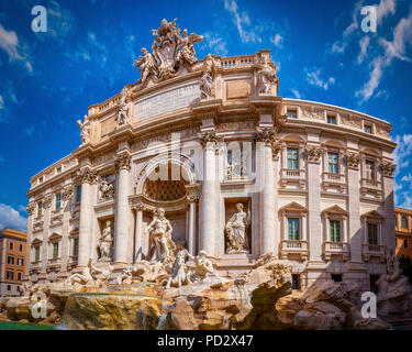 La barocca famosa fontana di Trevi con Palazzo Poli dietro, Roma Italia, una popolare attrazione turistica e punto di riferimento Foto Stock