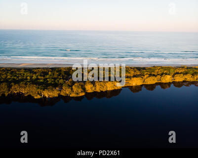 Il lago di Ainsworth dietro la spiaggia a Lennox Head Foto Stock