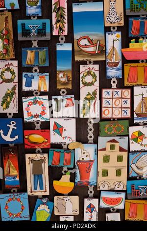 In prossimità del bordo di coloratissimi magneti per il frigo che mostra le scene locali e i simboli in un negozio di souvenir, l'isola di Corfù, Grecia Foto Stock