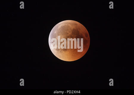 Super sanguinosa Luna, inizio della piena di eclipse fase finale contro il cielo stellato sfondo Foto Stock