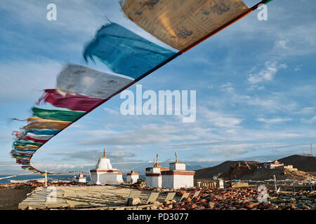 Mantra bandiere sulla spiaggia, Burang, Xizang, Cina Foto Stock