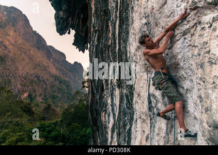 L'uomo sport arrampicata su roccia calcarea, Thakhek, Laos Foto Stock