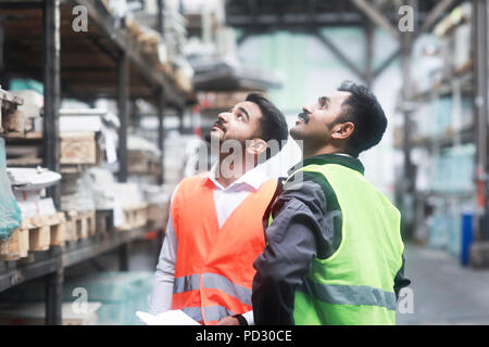 Gli ingegneri che lavorano in magazzino Foto Stock