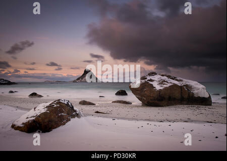 Tramonto in inverno sulla isola di puffini, Andenes, Nordland, Norvegia Foto Stock