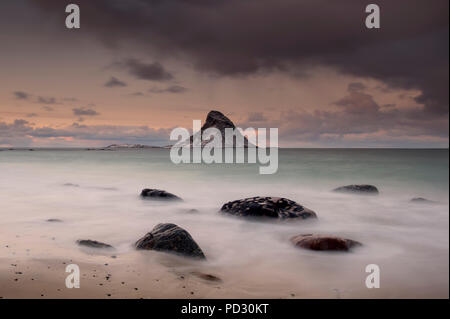 Tramonto in inverno sulla isola di puffini, Andenes, Nordland, Norvegia Foto Stock