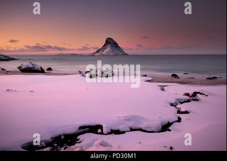 Tramonto in inverno sulla isola di puffini, Andenes, Nordland, Norvegia Foto Stock