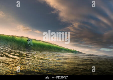 Surfer surf sulle onde barreling, Crab Island, Doolin, Clare, Irlanda Foto Stock