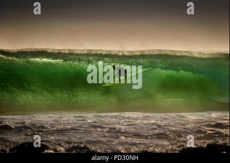 Surfer surf sulle onde barreling, Crab Island, Doolin, Clare, Irlanda Foto Stock