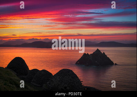 Skellig Michael al tramonto, Portmagee, Kerry, Irlanda Foto Stock