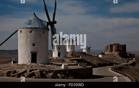 Windmühlen und Burg Foto Stock