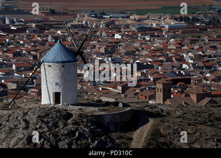 Windmühle über der Stadt Foto Stock