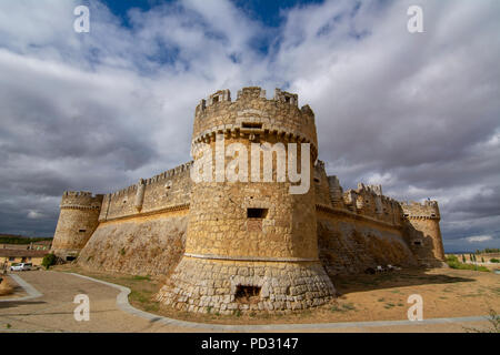 Grajal de Campos, Leon, Spagna, Ottobre 2016: vista del castello di Grajal de Campos Nella provincia di León Foto Stock