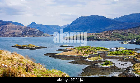 Vista sul Loch Glendhu a bassa marea alla pila di Glencoul, scivolo a Kylesku visibile sulla destra. Kylestrome, Sutherland, Highlands Scozzesi. Foto Stock