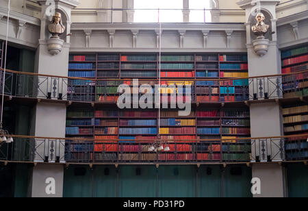 Close up di Ottagono biblioteca presso la Queen Mary University di Londra in Mile End. Rilegati in pelle linea di libri gli scaffali. Foto Stock