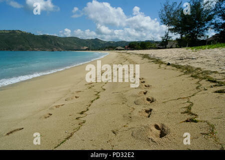 Lombok, Indonesia. Orme nella sabbia sulla spiaggia dell'Isola di Lombok. Foto Stock