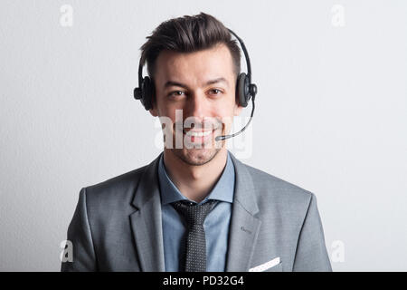 Ritratto di un giovane uomo con cuffie in studio. Copia dello spazio. Foto Stock