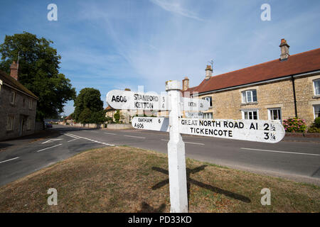 Cartello stradale nel grazioso villaggio di Empingham a Oakham, Rutland England Regno Unito Foto Stock