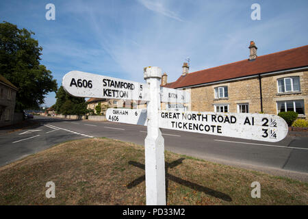 Cartello stradale nel grazioso villaggio di Empingham a Oakham, Rutland England Regno Unito Foto Stock