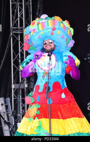 Un allevatore noto come il grande abito rosa esegue sul palco al Millennium Square, Leeds durante il Leeds LGBT Pride 2018 Foto Stock