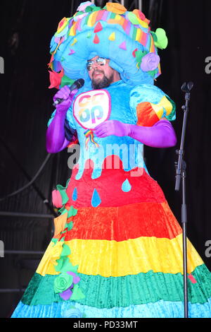 Un allevatore noto come il grande abito rosa esegue sul palco al Millennium Square, Leeds durante il Leeds LGBT Pride 2018 Foto Stock