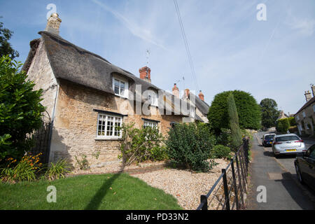 Cottage con il tetto di paglia nel grazioso villaggio di Empingham a Oakham, Rutland England Regno Unito Foto Stock