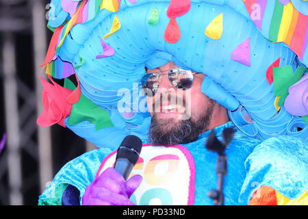 Un allevatore noto come il grande abito rosa esegue sul palco al Millennium Square, Leeds durante il Leeds LGBT Pride 2018 Foto Stock