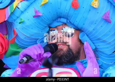 Un allevatore noto come il grande abito rosa esegue sul palco al Millennium Square, Leeds durante il Leeds LGBT Pride 2018 Foto Stock