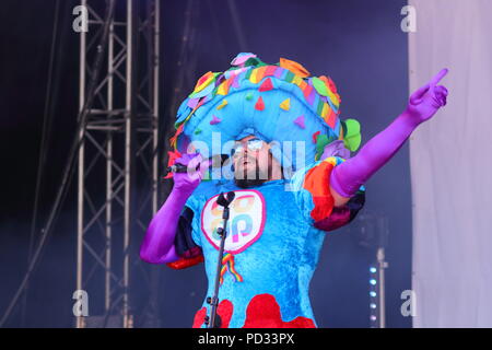 Un allevatore noto come il grande abito rosa esegue sul palco al Millennium Square, Leeds durante il Leeds LGBT Pride 2018 Foto Stock