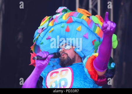 Un allevatore noto come il grande abito rosa esegue sul palco al Millennium Square, Leeds durante il Leeds LGBT Pride 2018 Foto Stock