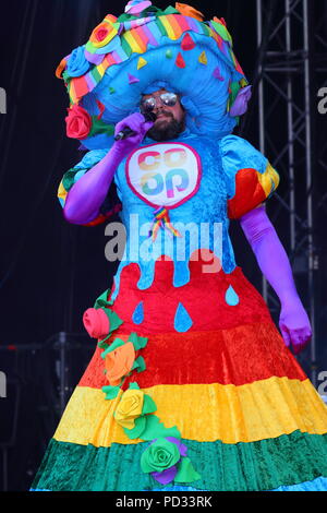 Un allevatore noto come il grande abito rosa esegue sul palco al Millennium Square, Leeds durante il Leeds LGBT Pride 2018 Foto Stock