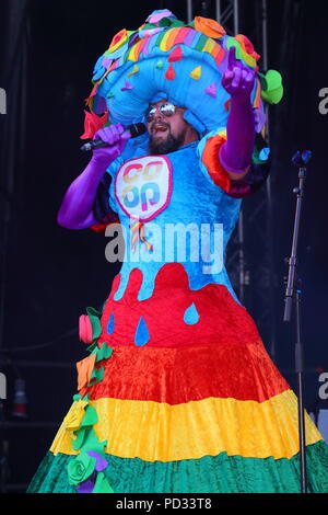 Un allevatore noto come il grande abito rosa esegue sul palco al Millennium Square, Leeds durante il Leeds LGBT Pride 2018 Foto Stock