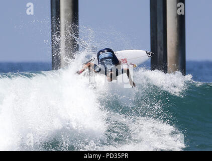 5 agosto 2018 - Los Angeles, California, Stati Uniti - Kanoa Igarashi compete in quarti riscaldare al Vans US Open di surf su Agosto 5, 2018 in Huntington Beach, California. (Credito Immagine: © Ringo Chiu via ZUMA filo) Foto Stock