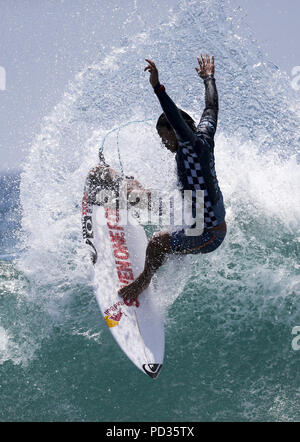 5 agosto 2018 - Los Angeles, California, Stati Uniti - Kanoa Igarashi compete in semifinale al Vans US Open di surf su Agosto 5, 2018 in Huntington Beach, California. (Credito Immagine: © Ringo Chiu via ZUMA filo) Foto Stock